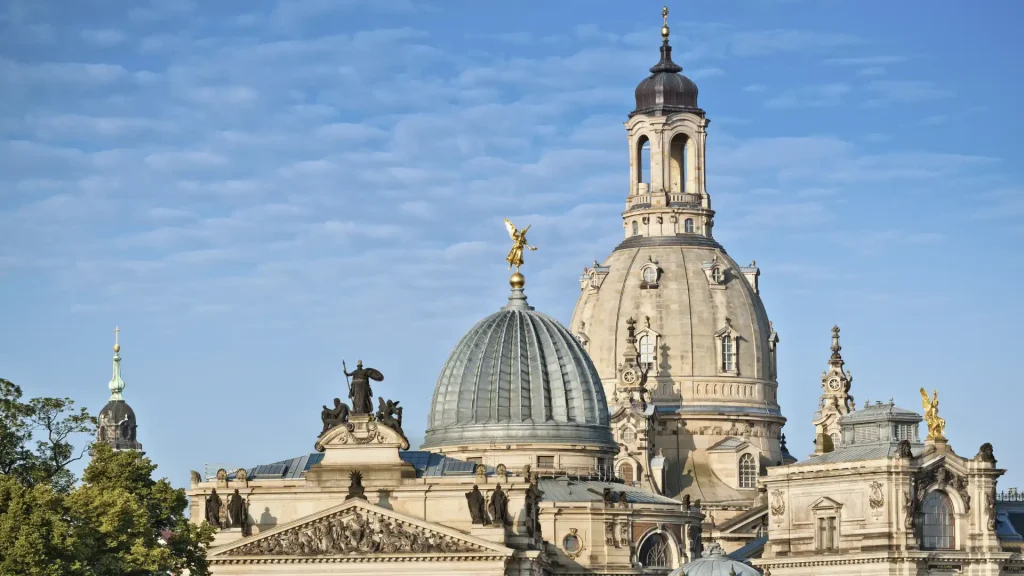Barocke Kuppeln der Dresdner Frauenkirche und der Kunstakademie vor blauem Himmel